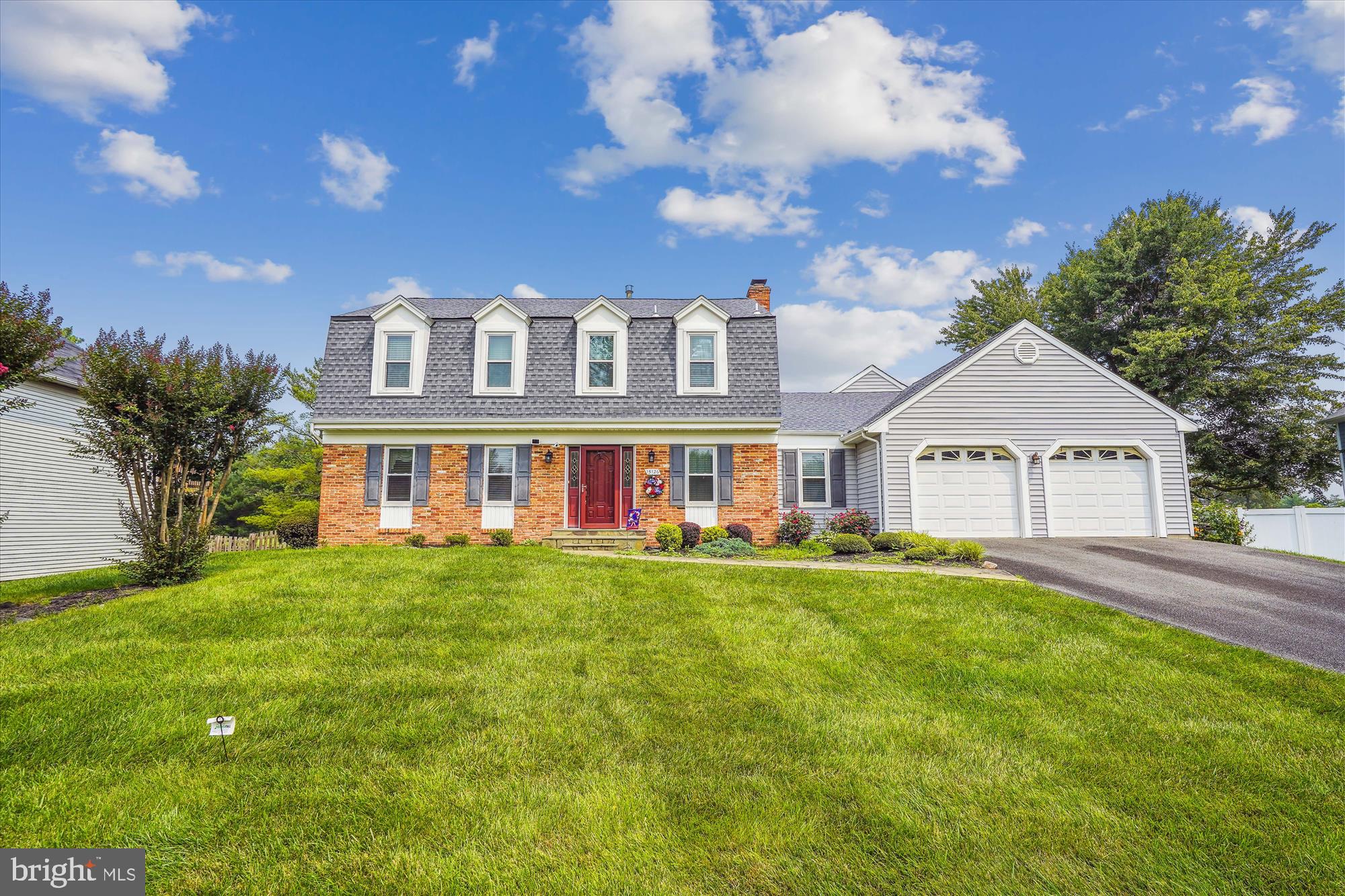 COUNTRY CLUB MANOR - Residential