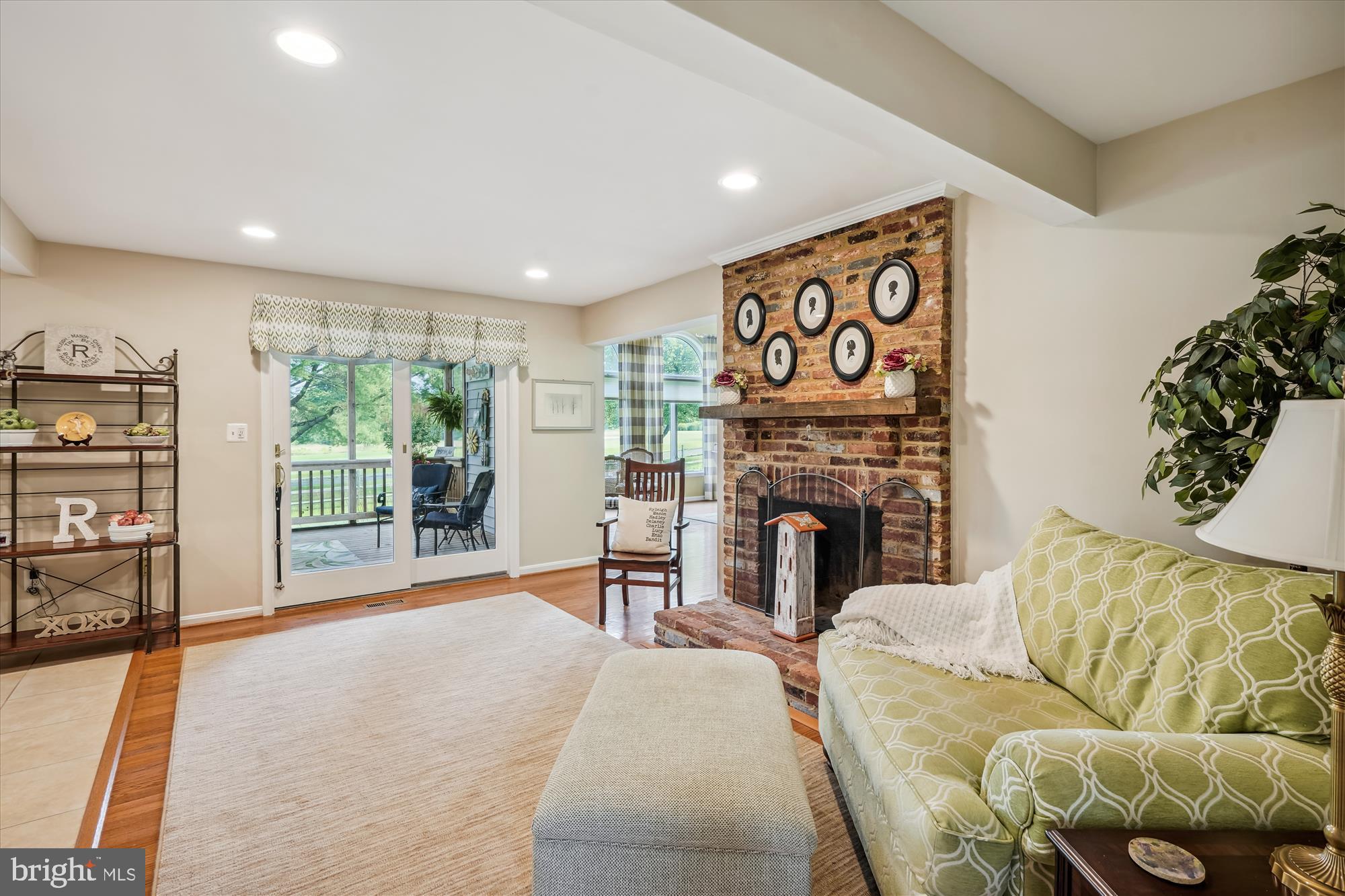 COUNTRY CLUB MANOR - Residential