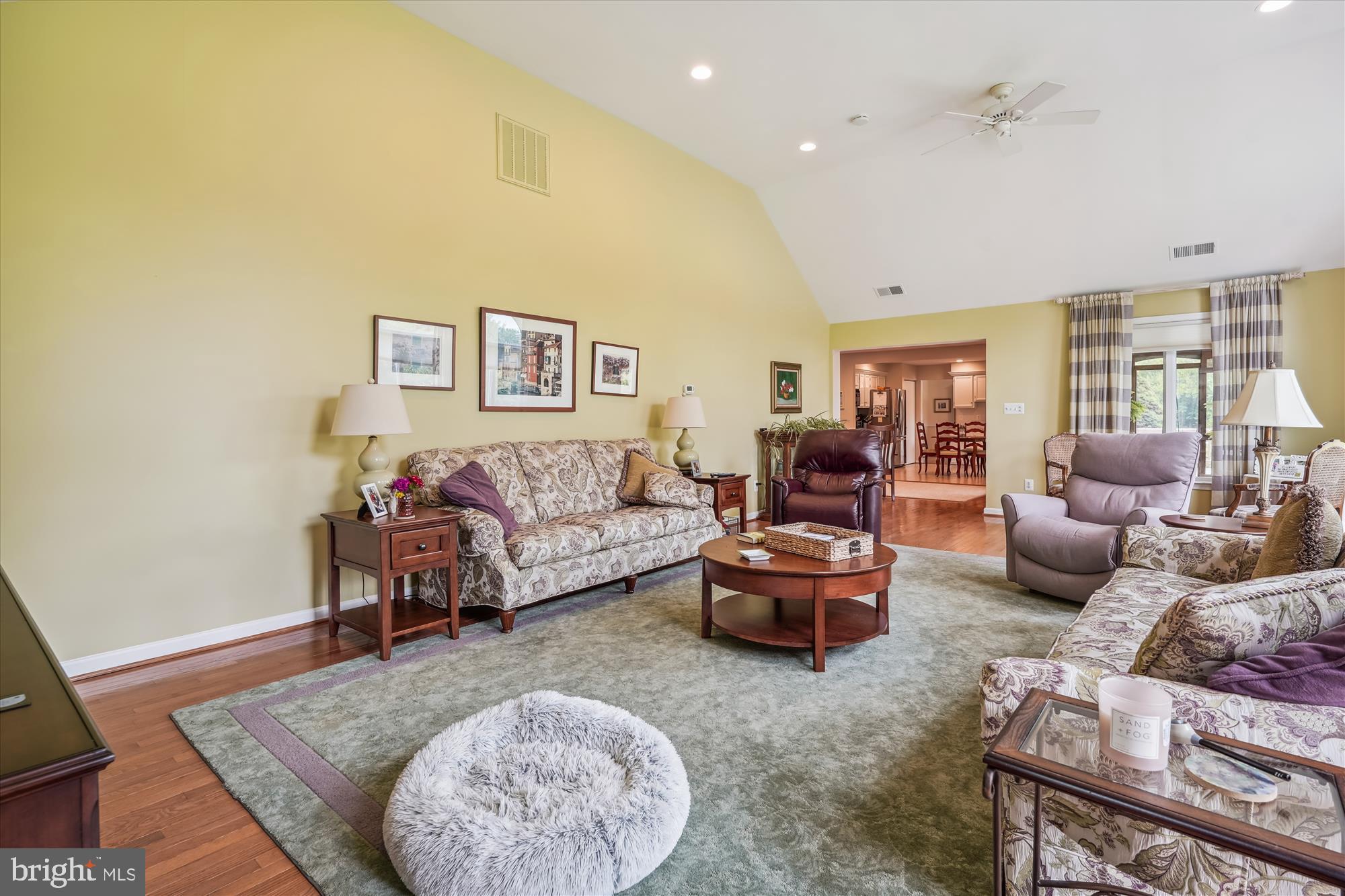 COUNTRY CLUB MANOR - Residential