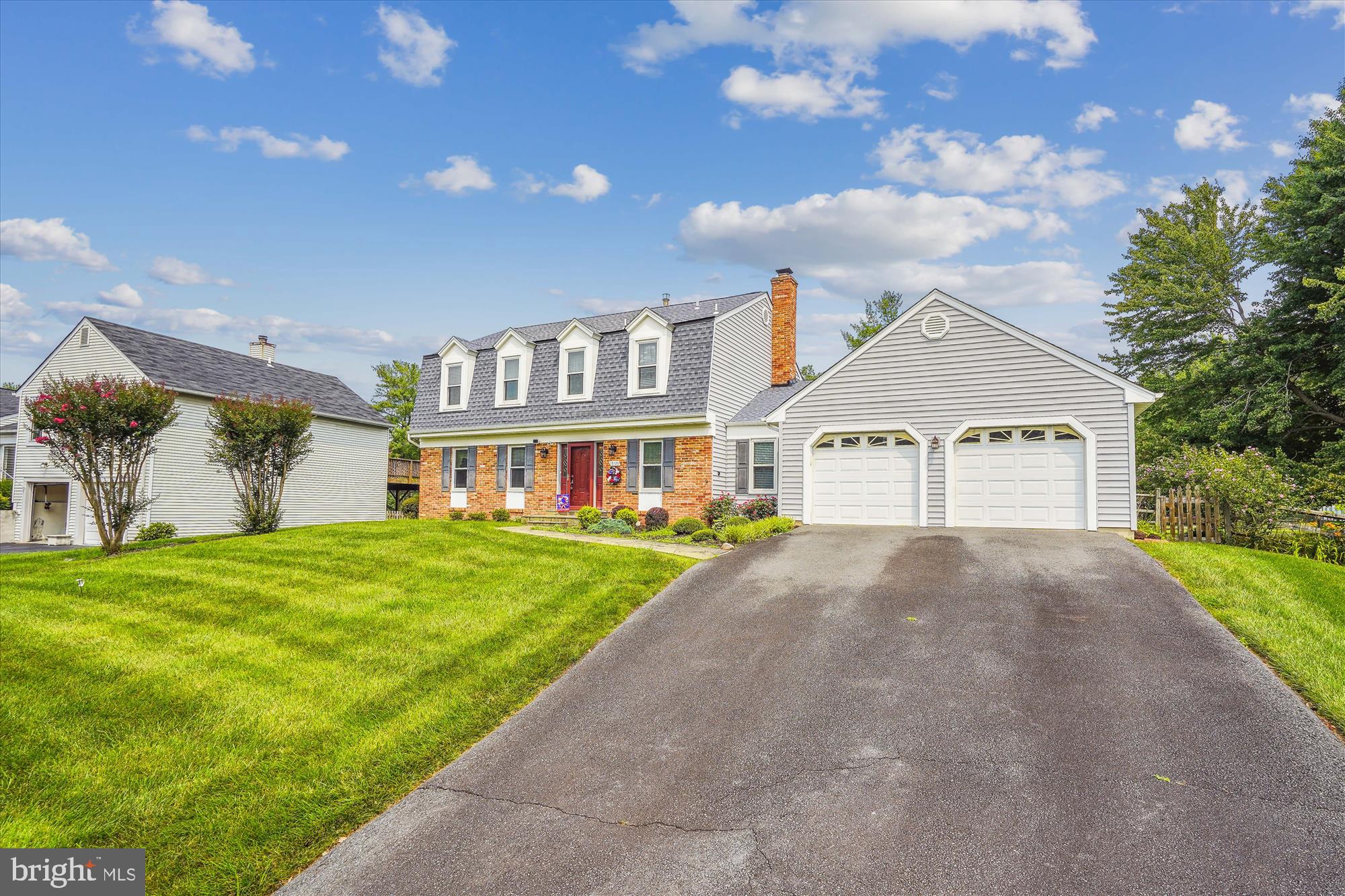 COUNTRY CLUB MANOR - Residential