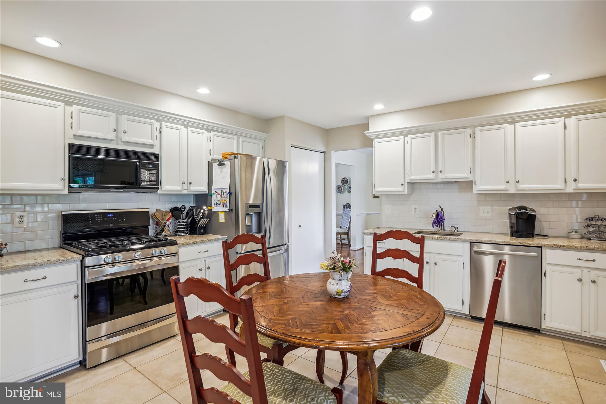 COUNTRY CLUB MANOR - Residential