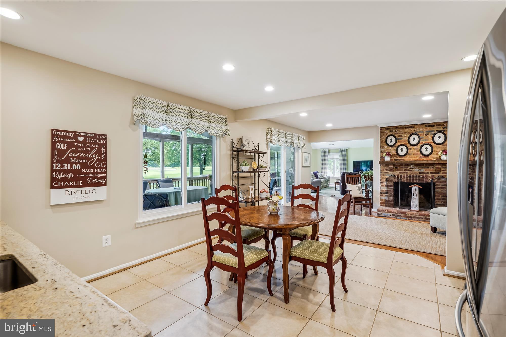 COUNTRY CLUB MANOR - Residential