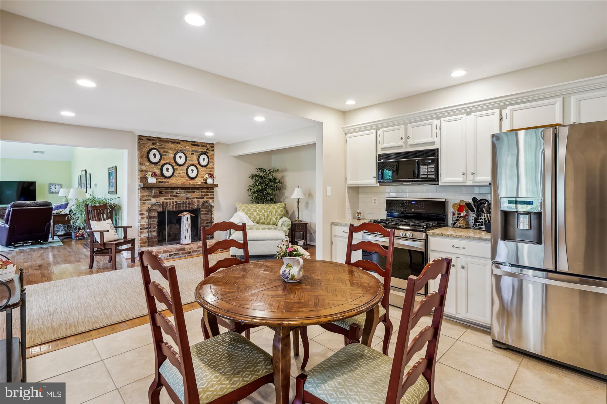 COUNTRY CLUB MANOR - Residential