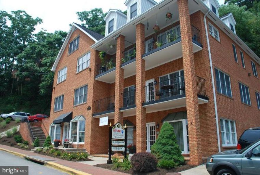 UPSCALE SHORT TERM HOUSING IN A GREAT LOCATION! Easy DC commutes via I-95, Route 123 to Quantico and Fort Belvoir. Stylishly and FULLY furnished one-bedroom in lovely Occoquan. River & town views off your balcony. Full kitchen with granite and stainless. Large flat screen TV, free cable & WiFi with downstairs business center. No smoking/pets.