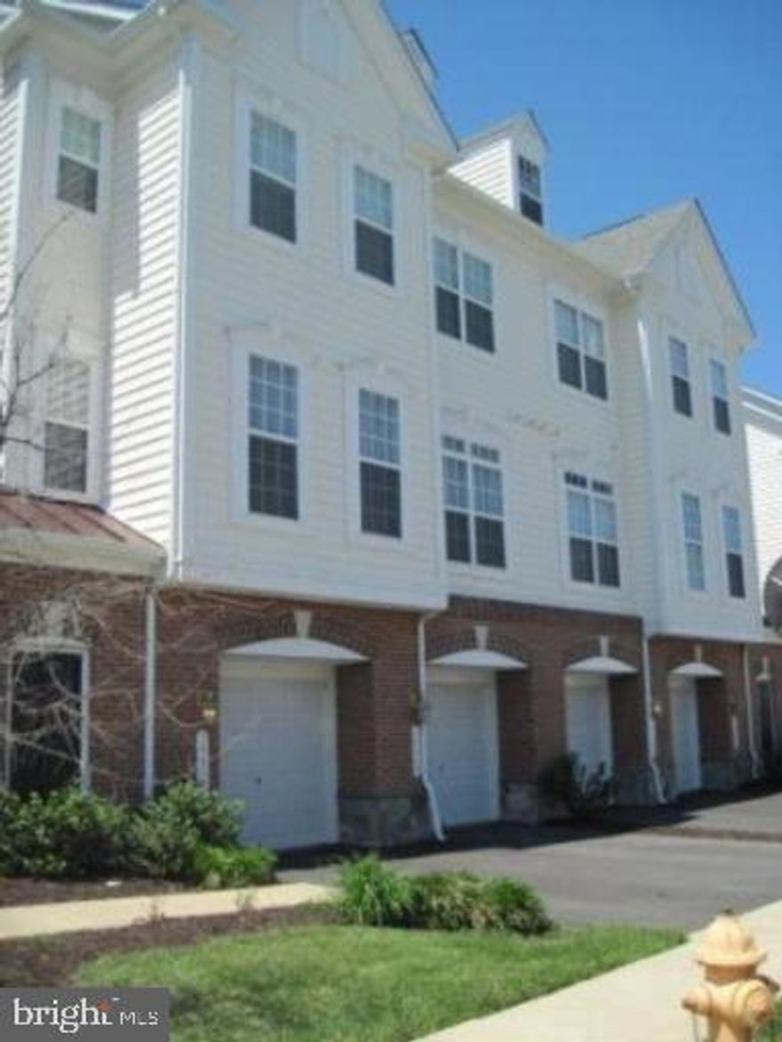 Bright, spacious end unit with hardwood floor throughout main level. Granite counter top, stainless steel
kitchen appliances, stone back splash. Huge master suite w/ walk-in closet. Luxury master bath w/ 2-person
soaking tub & sep shower. Washer & dryer. Water & sewer included in rent. Pool, fitness center, playground,
and much more.