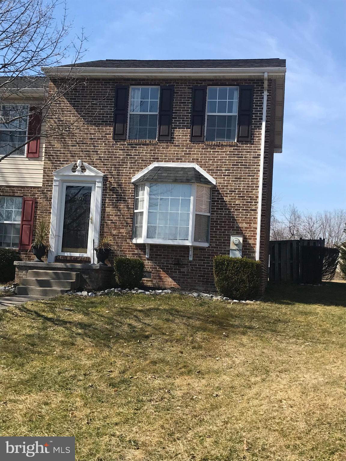 Well maintained 3 bedroom, 1 1/2 bath townhouse end unit conveniently located close to Rt. 7 on the East end of Winchester . Nice size kitchen and living room area with attractive wood floors with 1/2 bath located on the main floor.
Tenant to pay $ 1850.00 security deposit, $250 water/sewer hookup deposit and $ 30 mailbox deposit at the signing of the lease . Washer/Dryer hook up available. No Pets, No Smoking