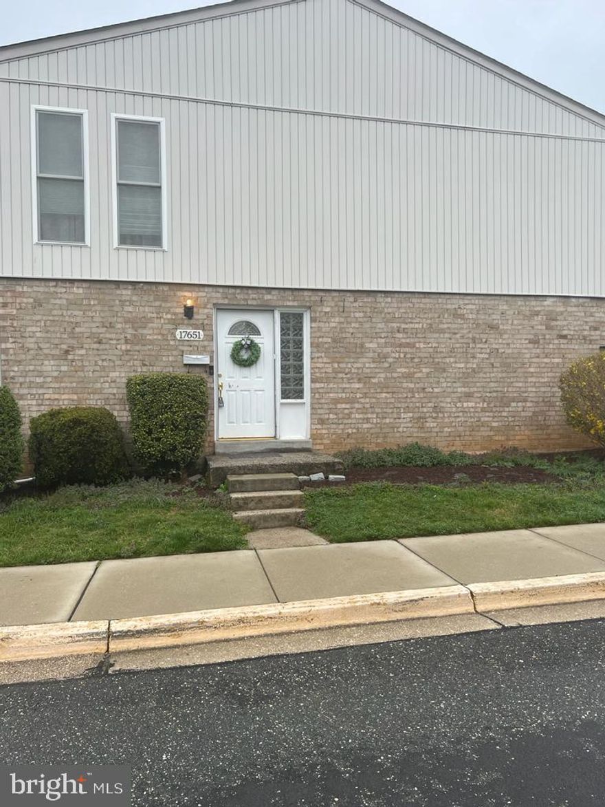 Beautiful large 4 bedroom end unit Townhouse in Redland/Shady Grove area of Derwood. Large living room and dining plus eat-in kitchen. Island custom built by the owner with stainless steel appliances, half bath on the first level, and sliding glass door to fenced yard. Upper Level with 4 bedrooms and two full bathrooms. Wood floors throughout the house. On the Lower level you will find a bonus room that can be use as an office or exercise room. There is small entertaining room with a kitchenette, a full bathroom and laundry area.
The house will be newly painted once it's vacant. Easy access to MD 200, Shady Grove Metro 1-270, parks, and shopping. Owner is a Real Estate agent.