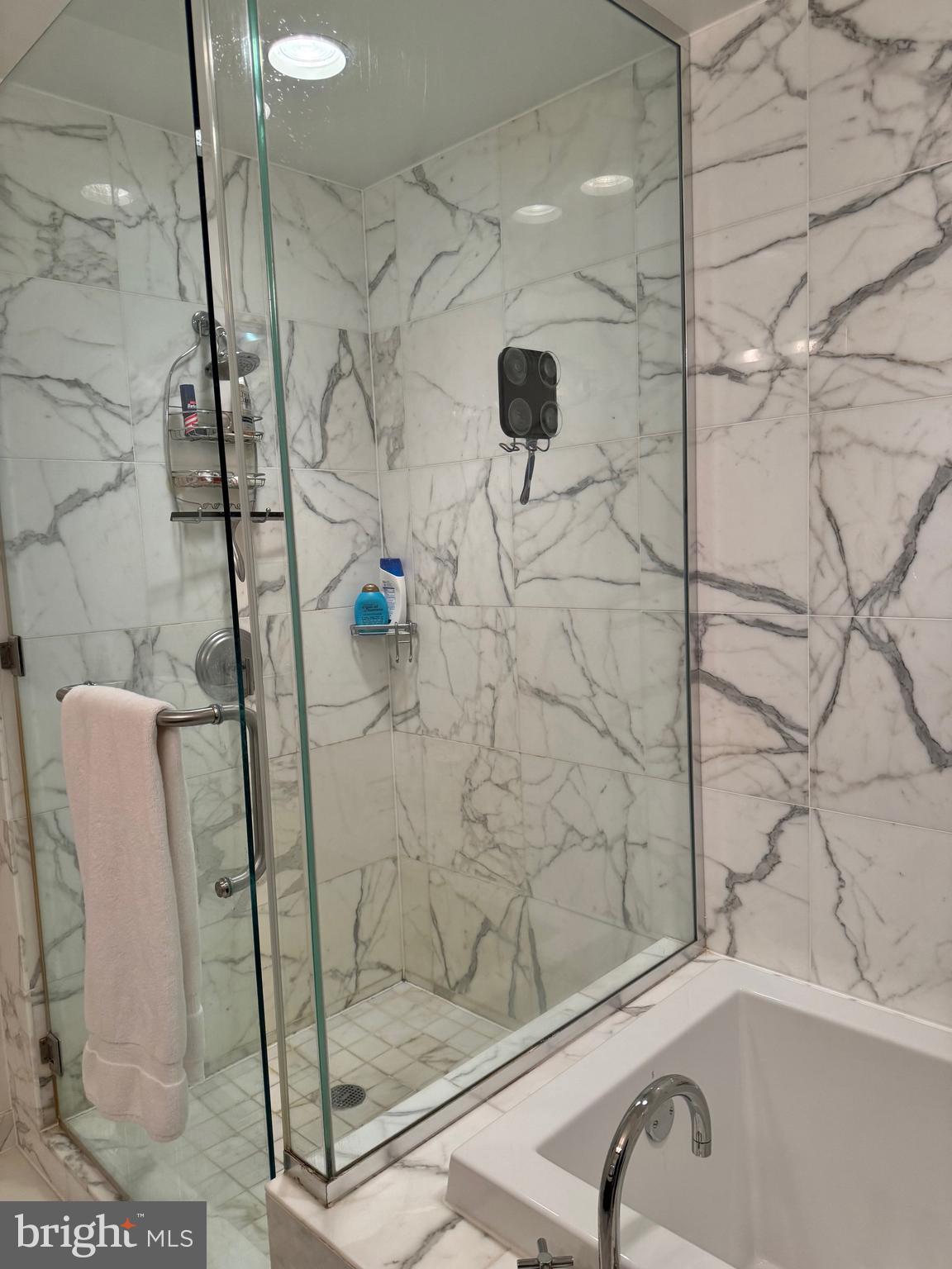 AVENUE OF THE ARTS - Residential Lease