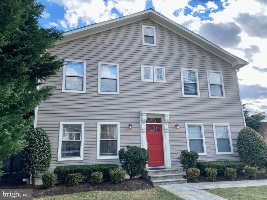 THIS IS A HIDDEN GEM.  Must see to appreciate unique features inside and out.  One Bedroom newly remodeled, painted and refinished hardwood floors, high ceilings with fans, granite counters, washer and dryer in unit,  and modern appliances with ice maker.  There is nothing comparable like it for sale.  You can comfortably live here without a vehicleâ¦and if you have one you have the best parking spot.  This one bedroom condo has it all.  Private quiet fenced ground level entry and shaded yard for your pets and scooter or bicycle.  GREAT SPOT FOR SOME GARDENING AND CLOSED YARD FOR YOUR DOG!   Separate locked large storage shed.  Walk 15 minutes to new metro station (opening this summer) or heart of Delray.  Near the new Amazon HQ.  Groceries, salons, mega restaurants, auto repair, theaters all walking distance in the neighborhood.   Low condo fee includes everything except electric.  Gas cooking for the gourmet!  Right off route 1 with immediate access to Old town, Crystal City and downtown Arlington and Washington DC.  Commuters dream for bike, scooter, car, bus or metro.