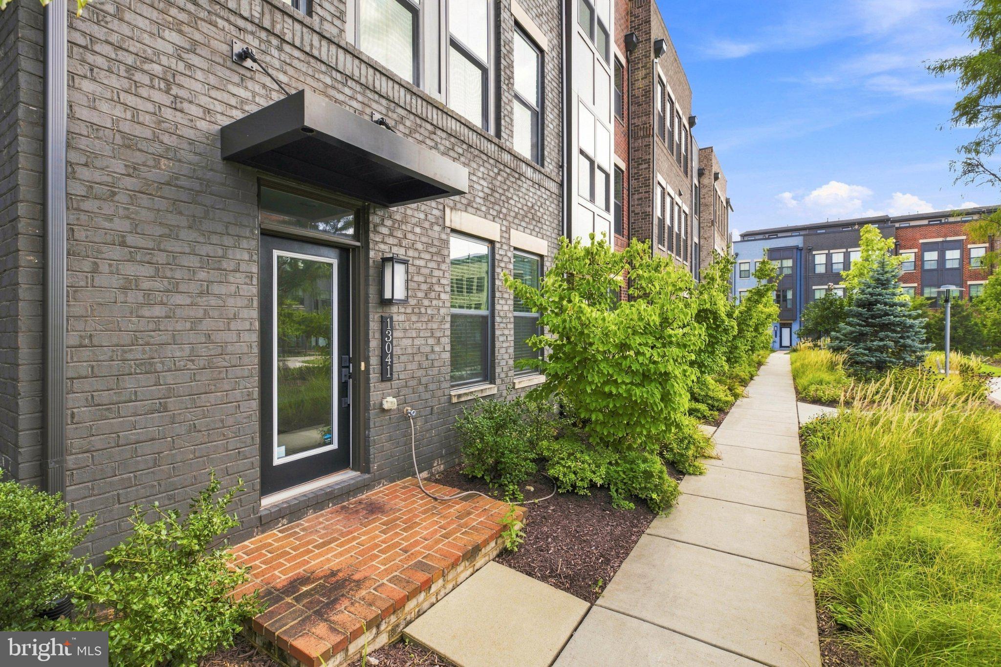 13041 HATTONTOWN SQUARE