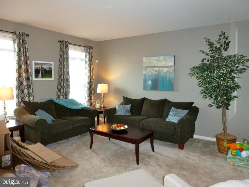 RICHMOND SQUARE - Residential Lease