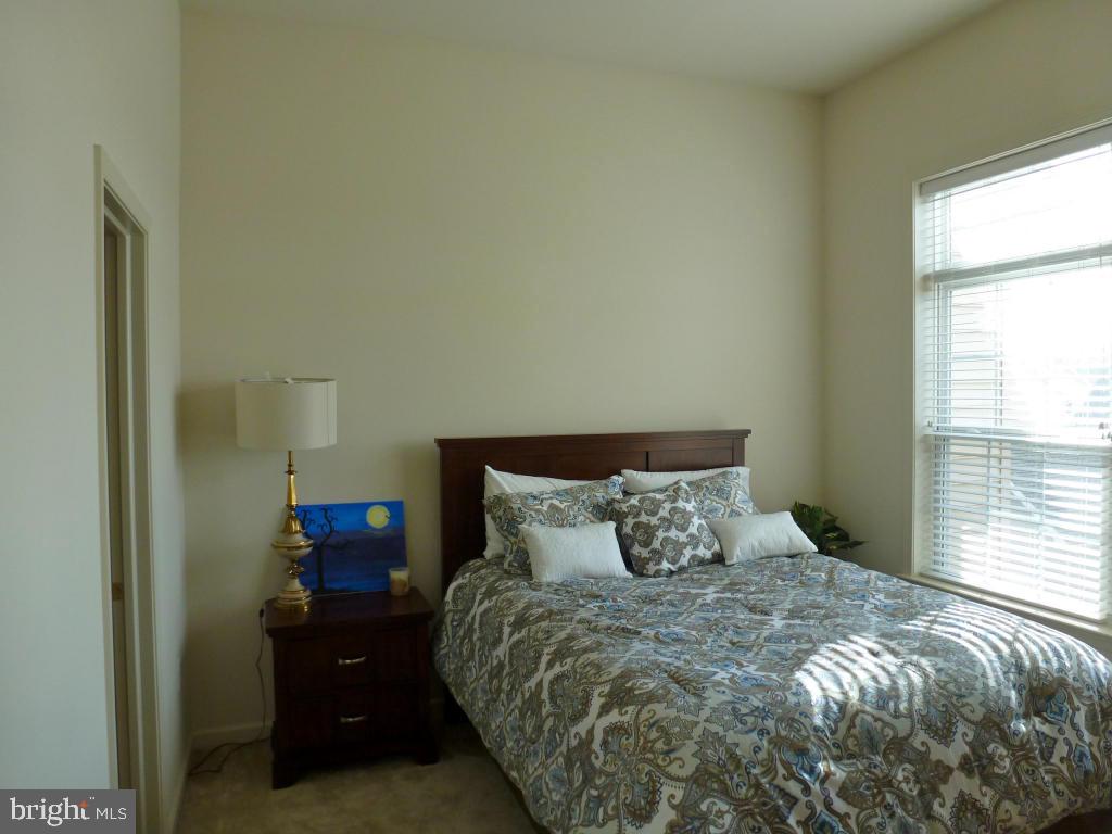 RICHMOND SQUARE - Residential Lease