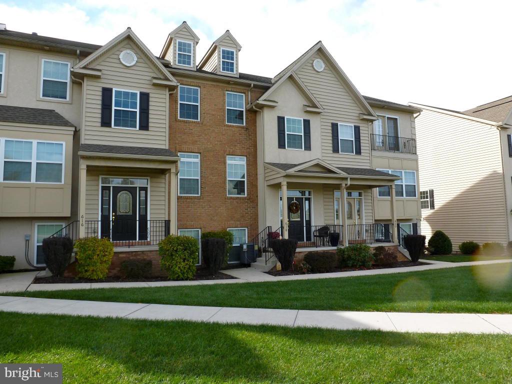 RICHMOND SQUARE - Residential Lease