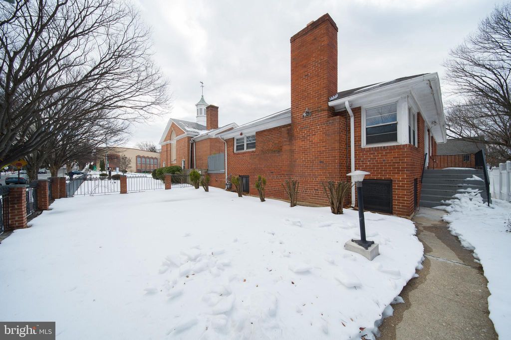 Photo of 8020 Eastern Avenue NW, WASHINGTON, DC 20012 (MLS # DCDC2248654)