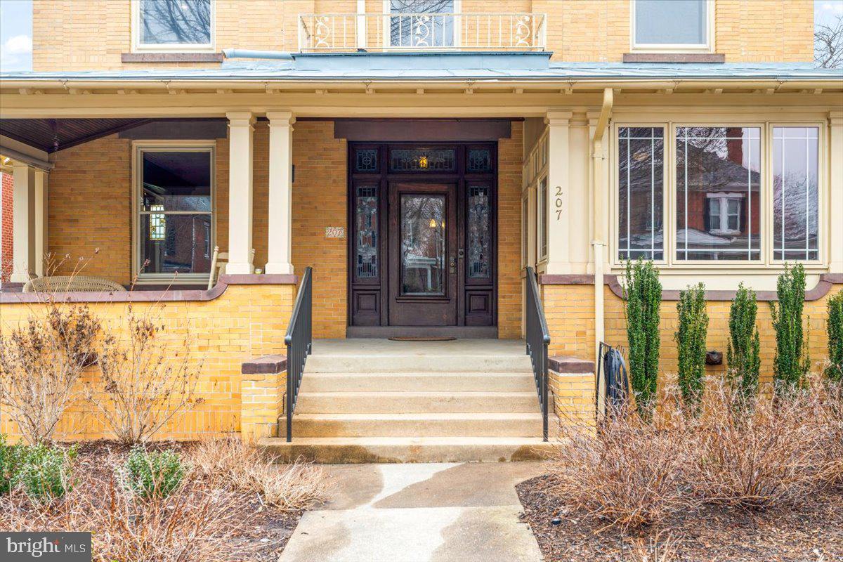 207 ROCKWELL TERRACE