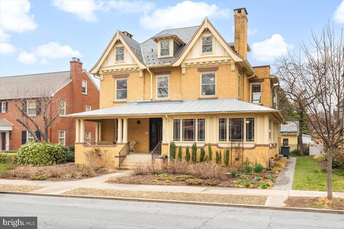 207 ROCKWELL TERRACE