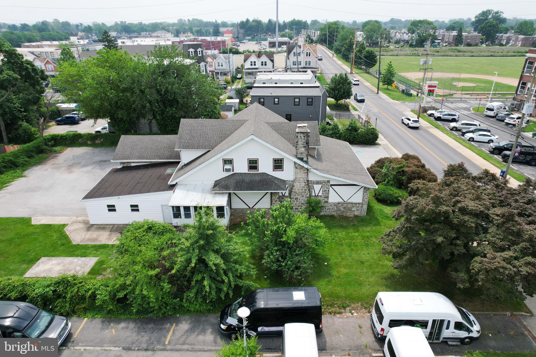 Main image without alt text