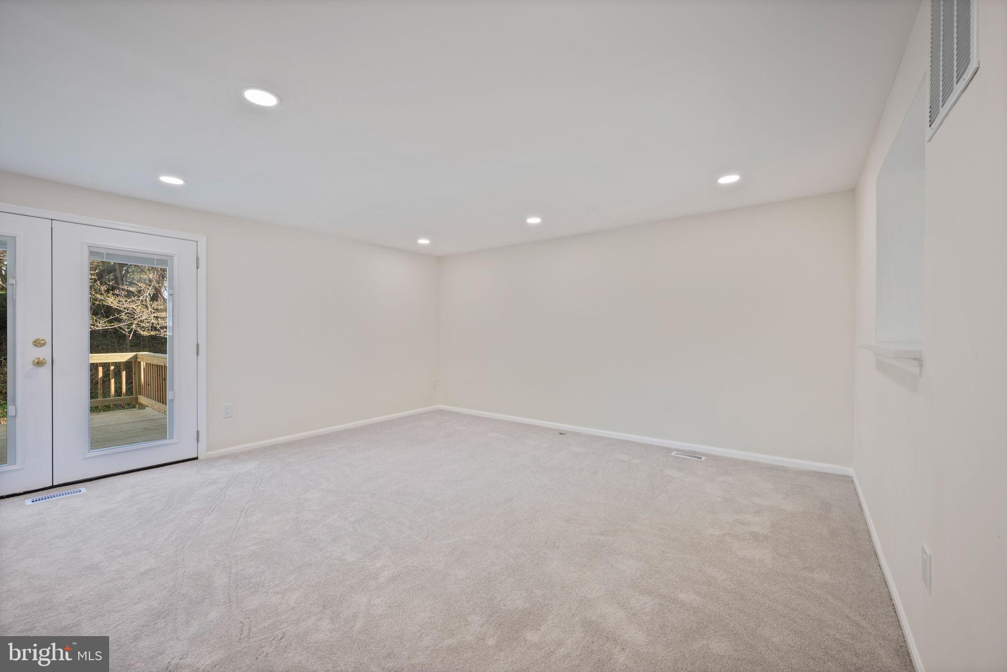 OAK POND - Residential