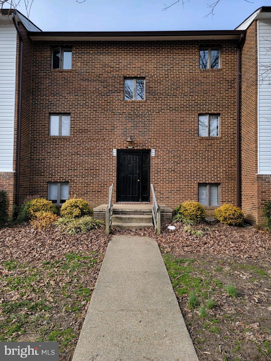 Cozy 2-bedroom, 1-bathroom condo, ideal for convenient living. Rear patio for outdoor relaxation and enjoyment. Essential utilities included: Water, sewer, trash, and snow removal covered in the condo fee.
Prime location near Pax River base. Sold as-is, offering excellent value for the price!