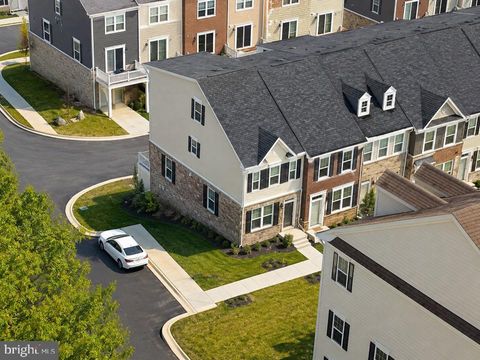 Townhouse For Sale - 7229 Calvin Court<br/> ELKRIDGE, MD 21075