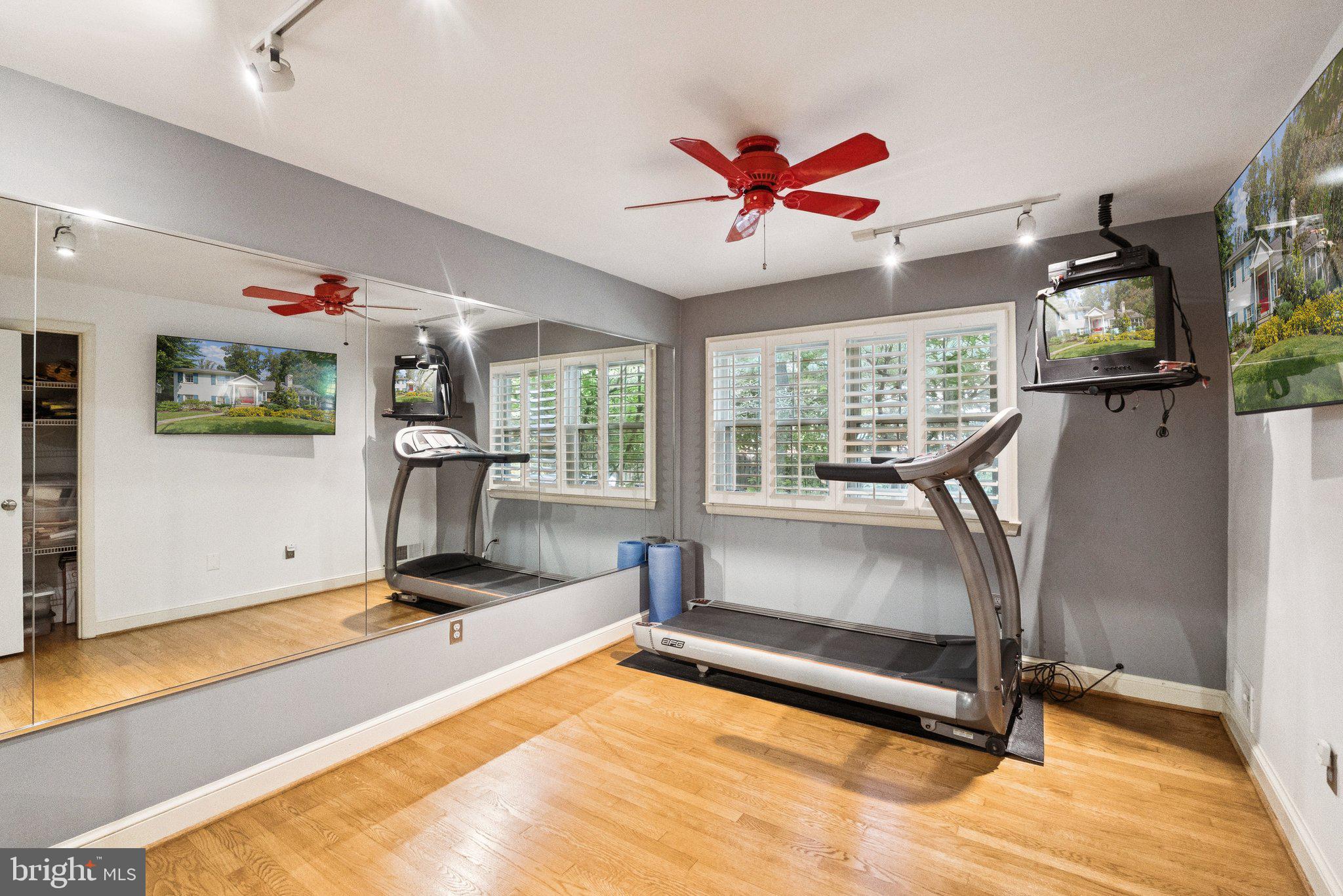 MARY KNOLLS - Residential