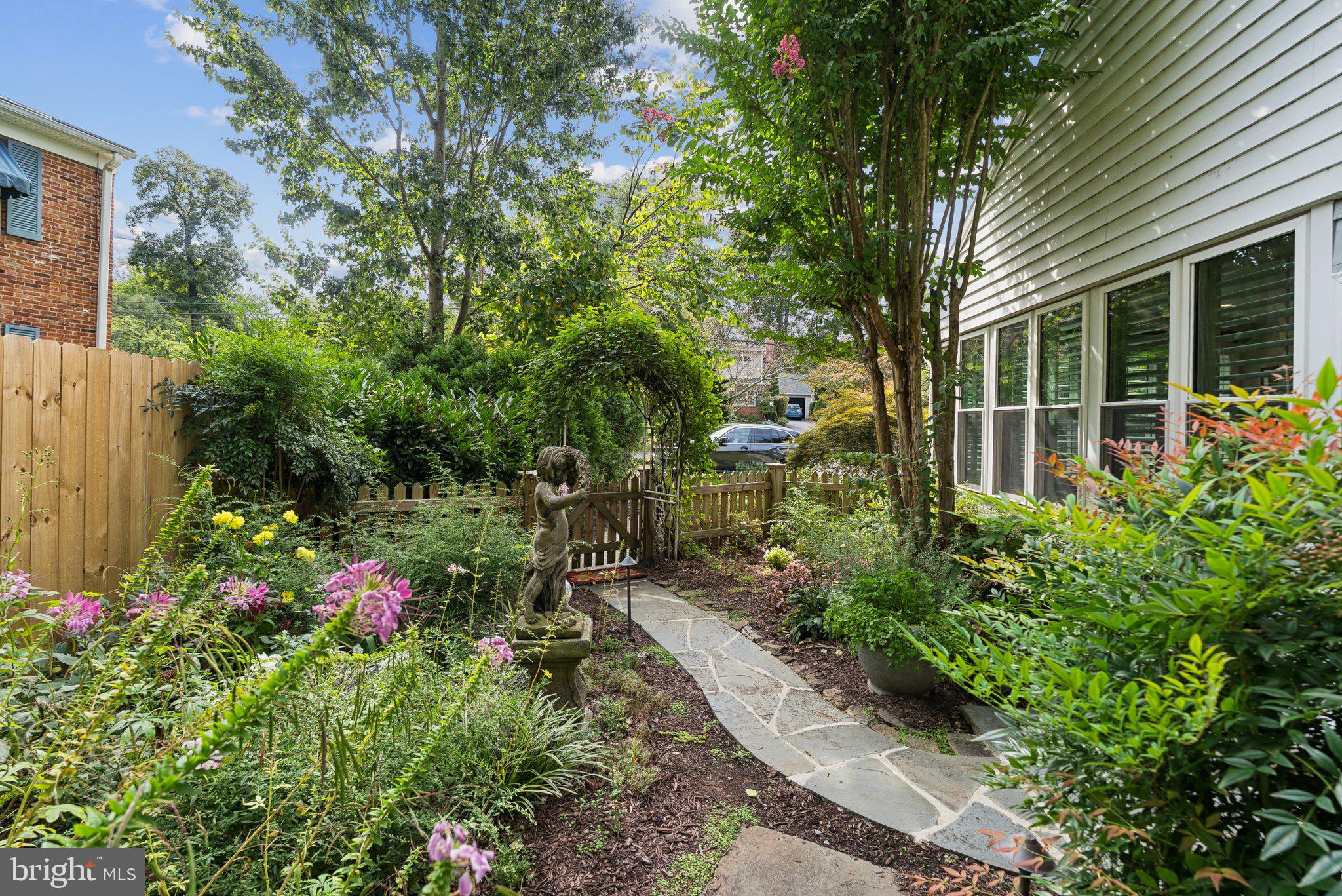 MARY KNOLLS - Residential