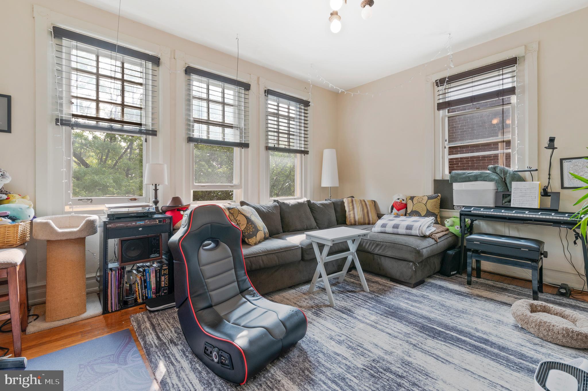 UNIVERSITY CITY - Residential Income