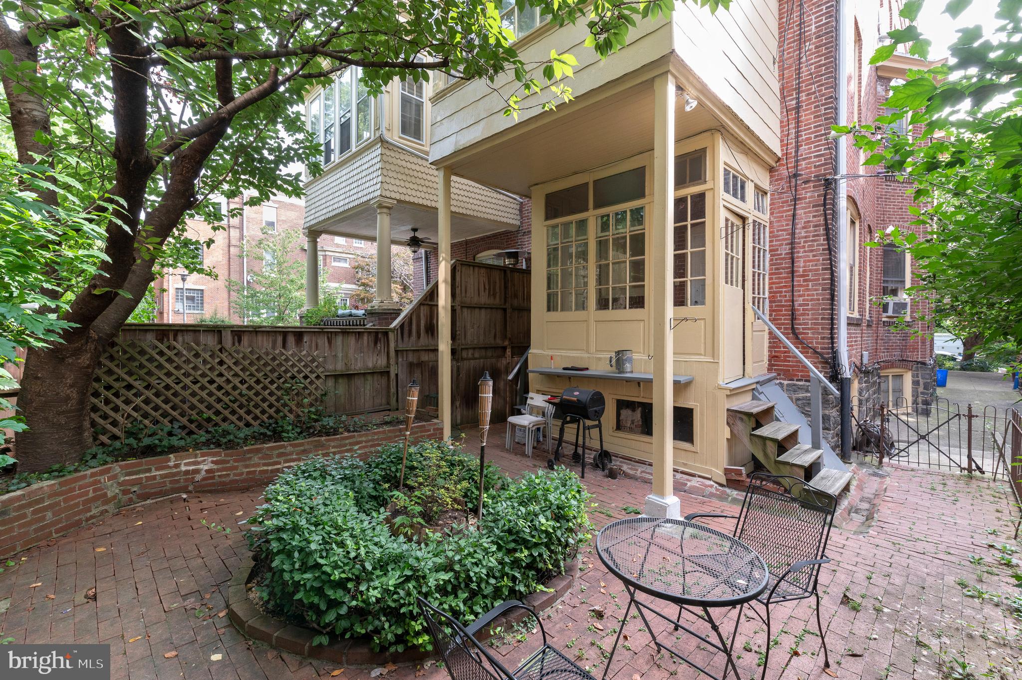 UNIVERSITY CITY - Residential Income