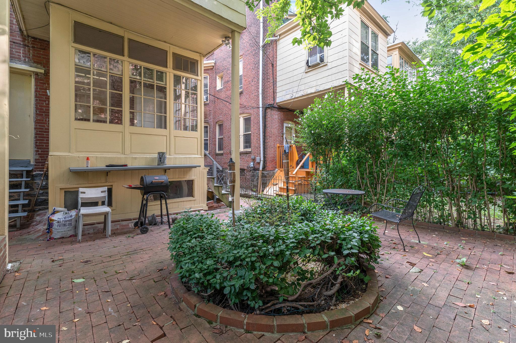 UNIVERSITY CITY - Residential Income