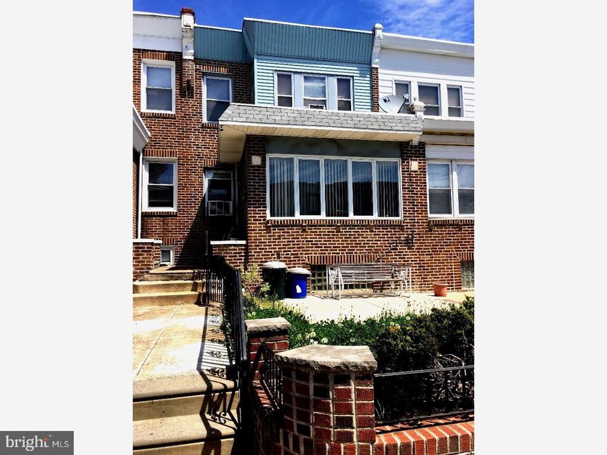 BACK ON THE MARKET!!! Buyer financing fell through. Beautiful 3 bedroom sun parlor A/L, LR with mantel, crown molding, popcorn ceilings, 1/2 wall to kitchen with breakfast bar; modern bath with new vanity; semi-finished rec room with bathroom, with front workshop. Thermal windows T/O. Very nice home!! Great block!! Easy to show.