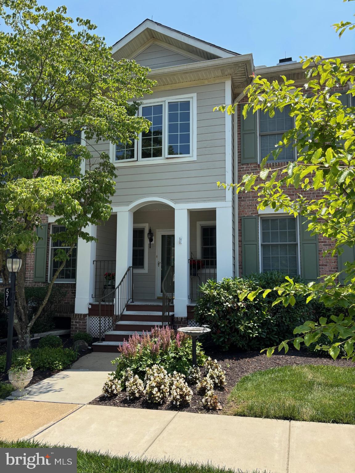 571 GRAMERCY LANE