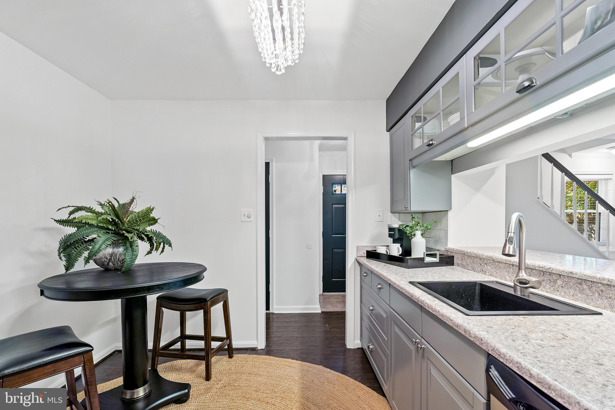 COLUMBIA COURT - Residential