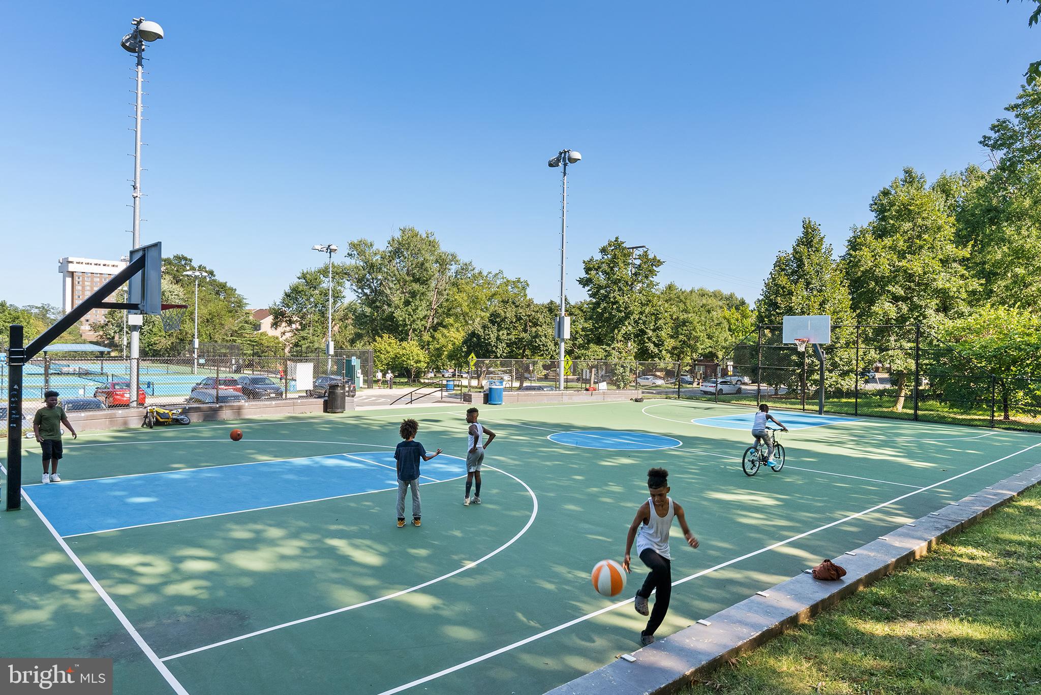 COLUMBIA COURT - Residential