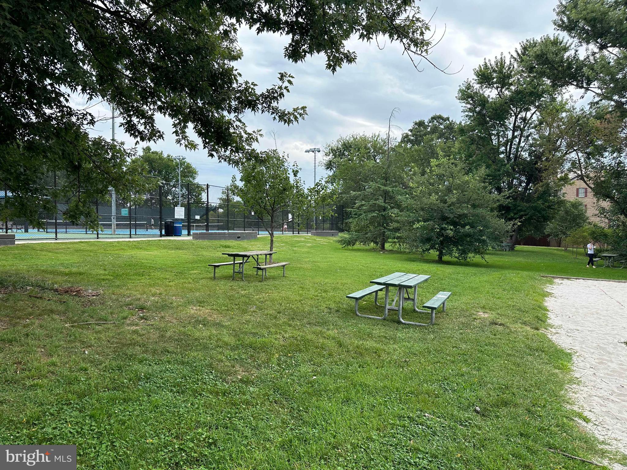 COLUMBIA COURT - Residential