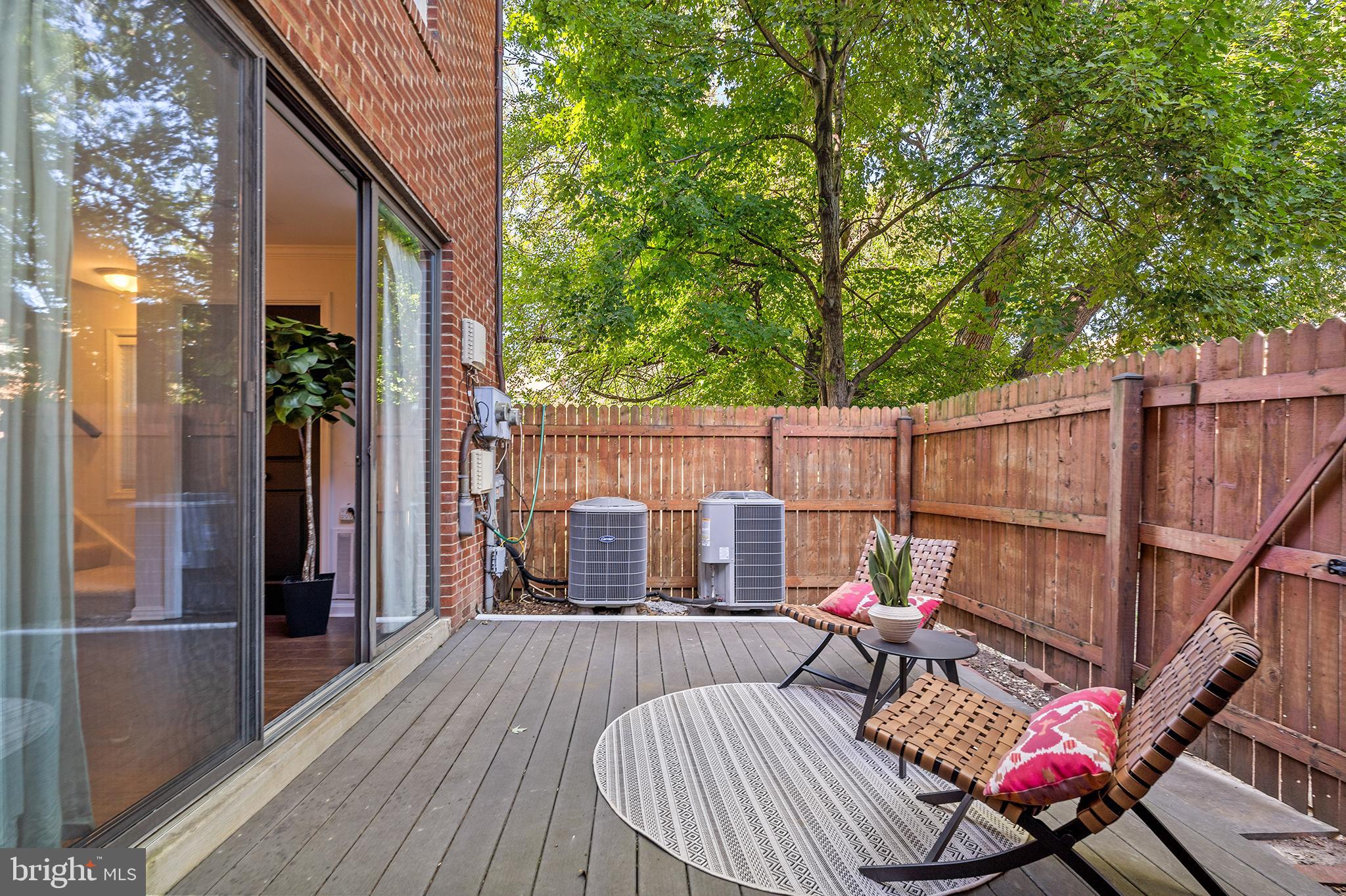 COLUMBIA COURT - Residential