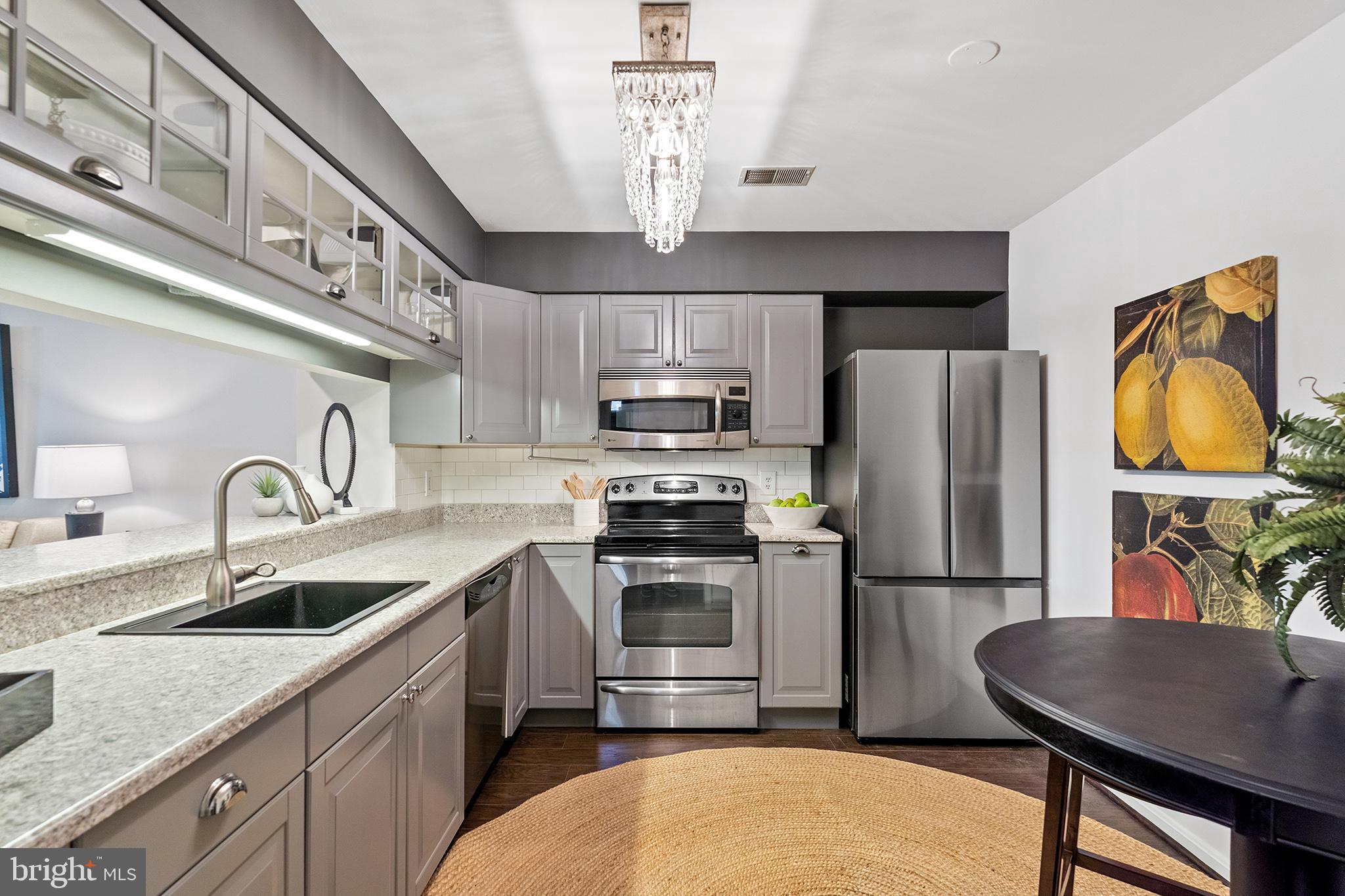 COLUMBIA COURT - Residential