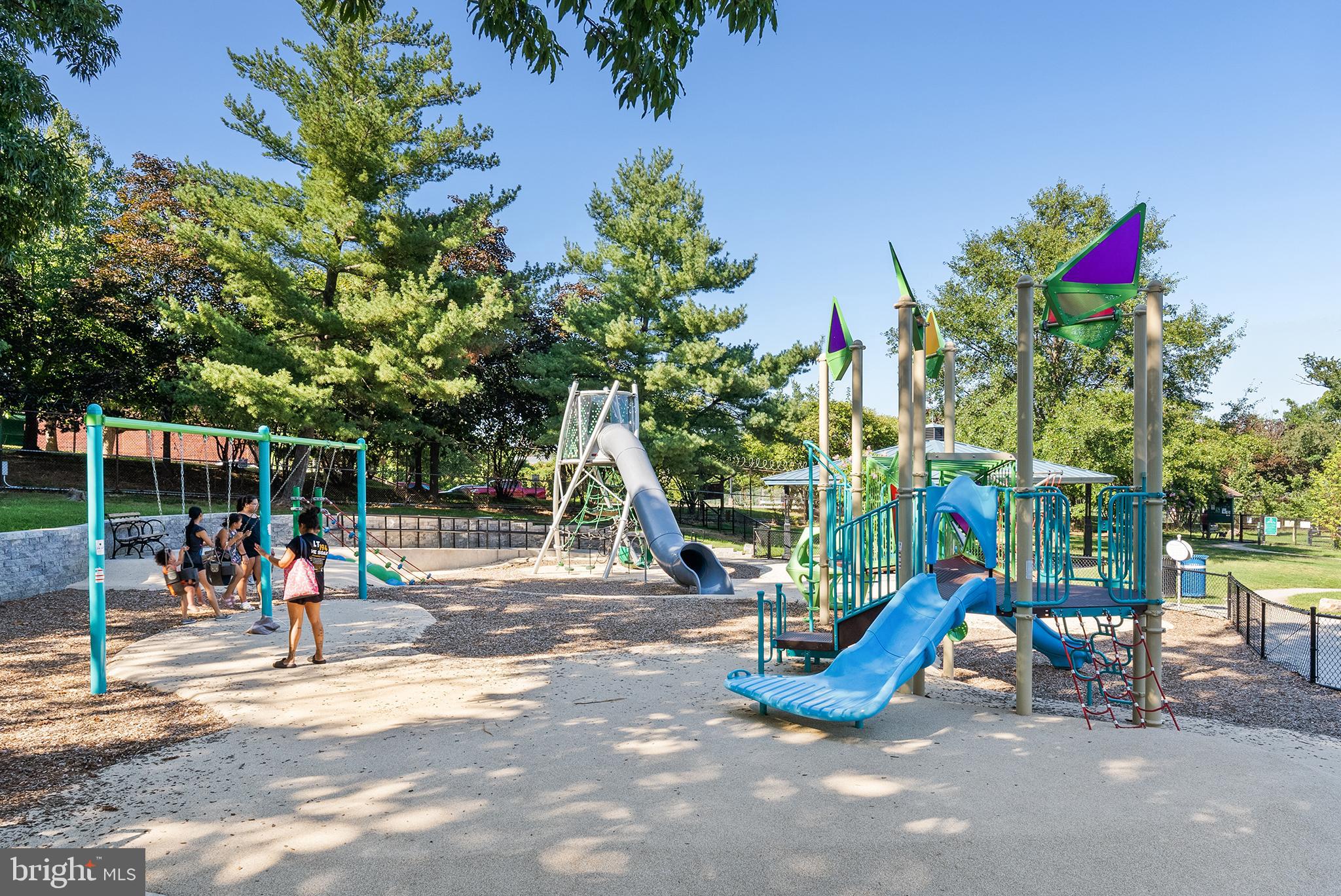 COLUMBIA COURT - Residential