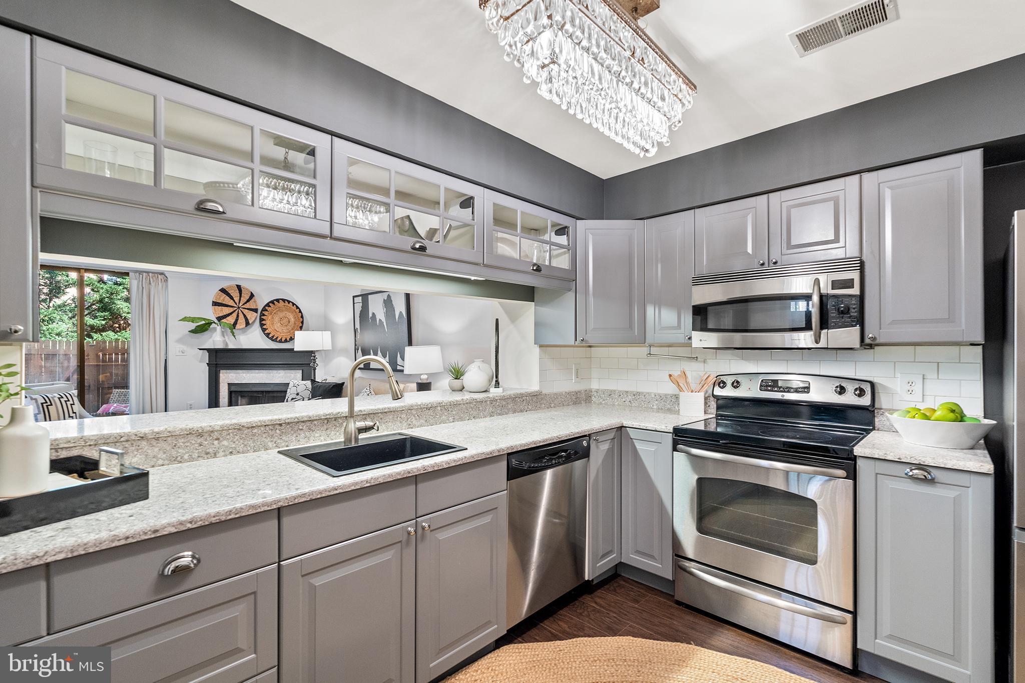 COLUMBIA COURT - Residential