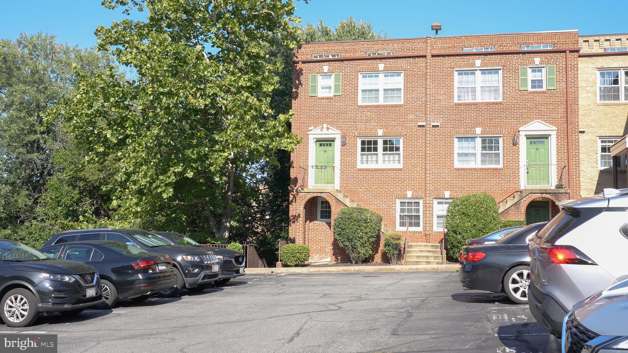 COLUMBIA COURT - Residential