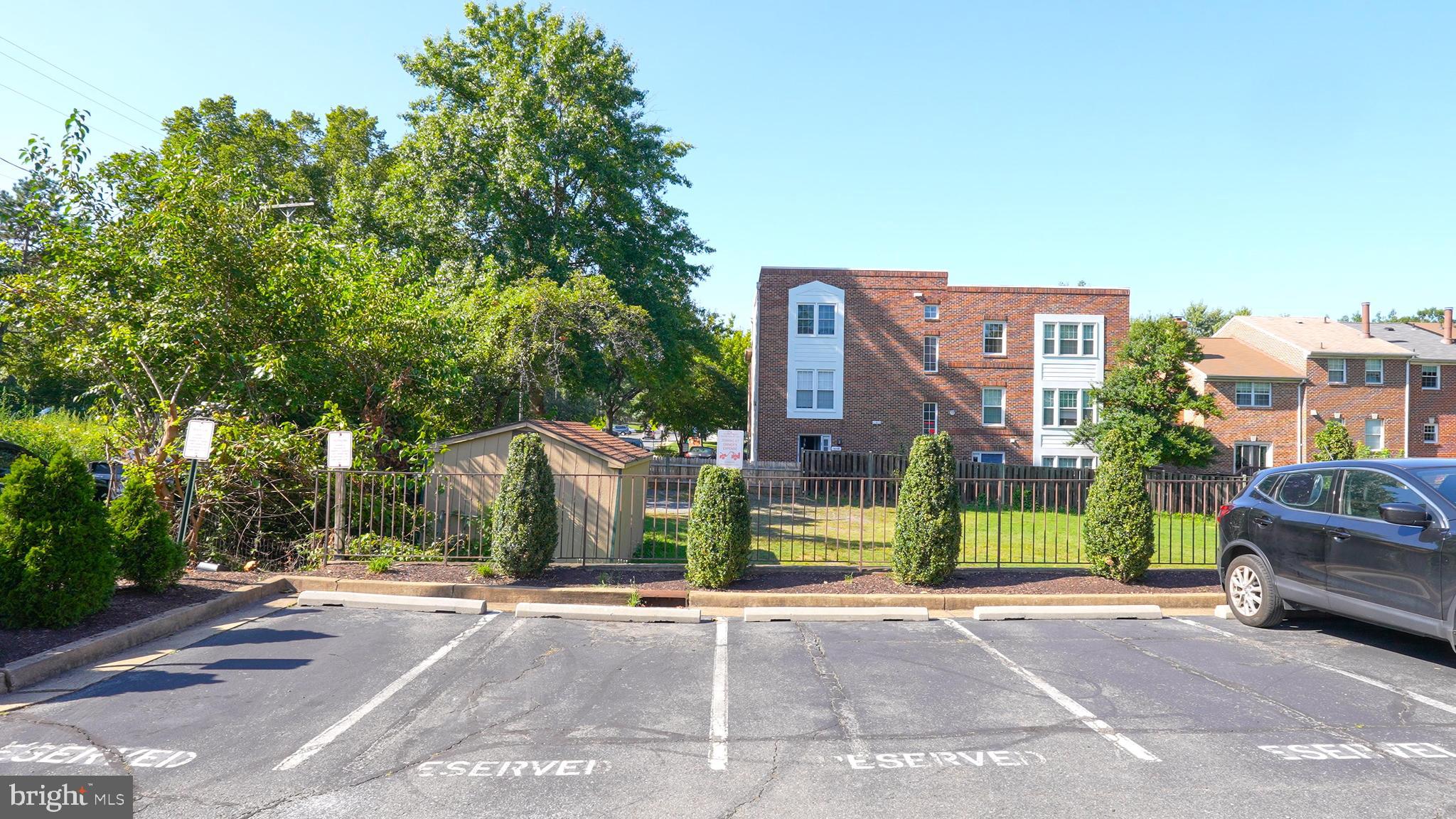 COLUMBIA COURT - Residential