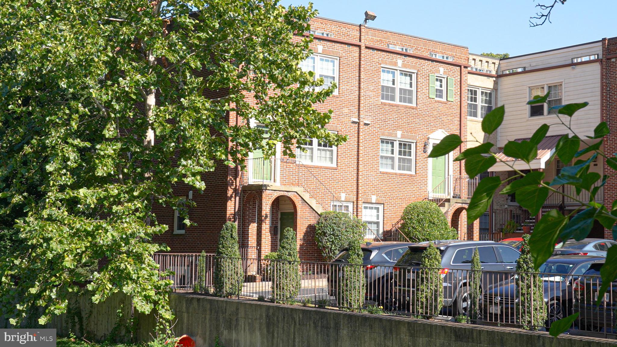 COLUMBIA COURT - Residential