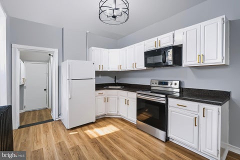 Townhouse For Rent - 309 Academy Street<br/> TRENTON, NJ 08618