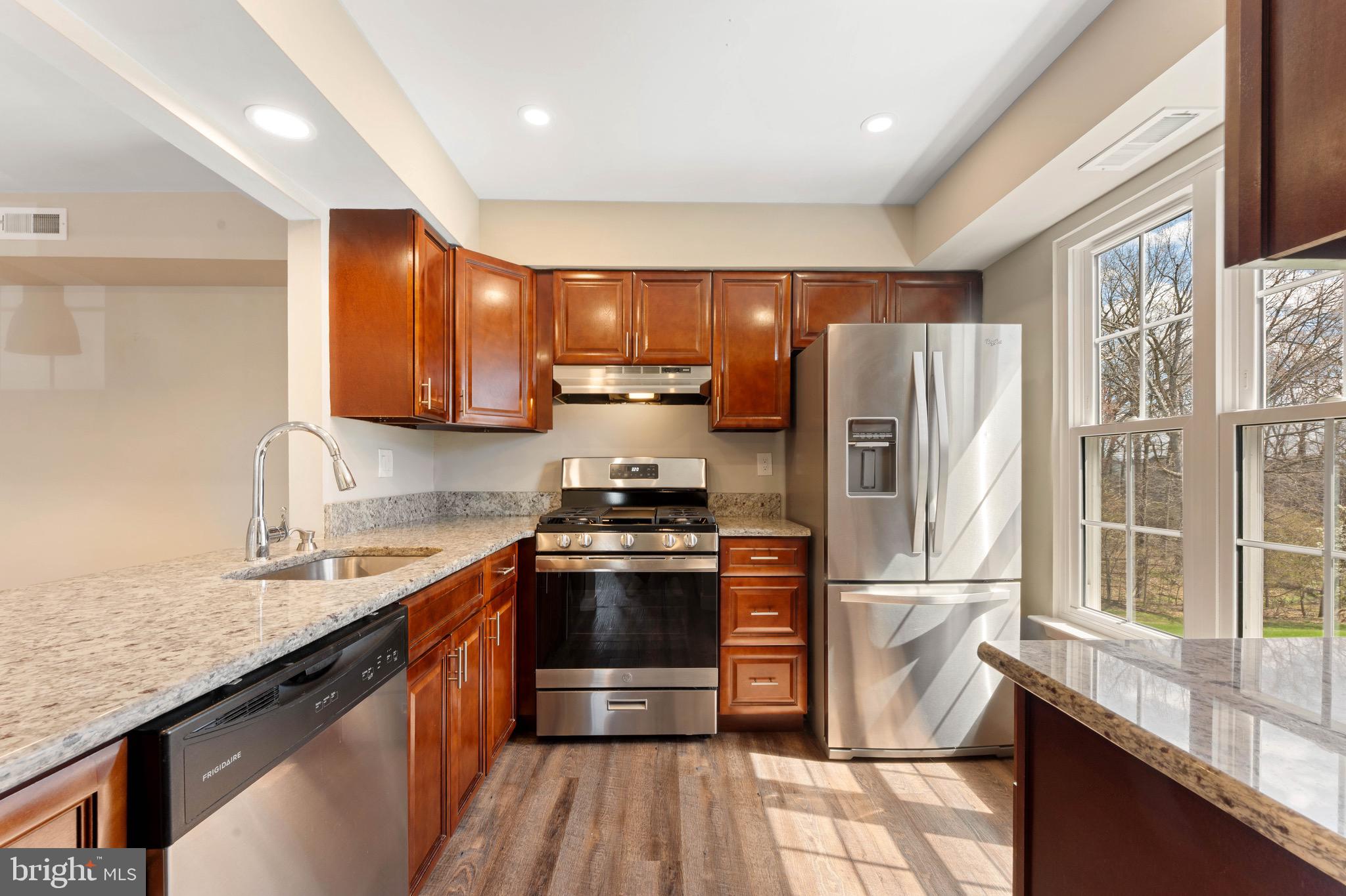 SOCIETY PL - Residential