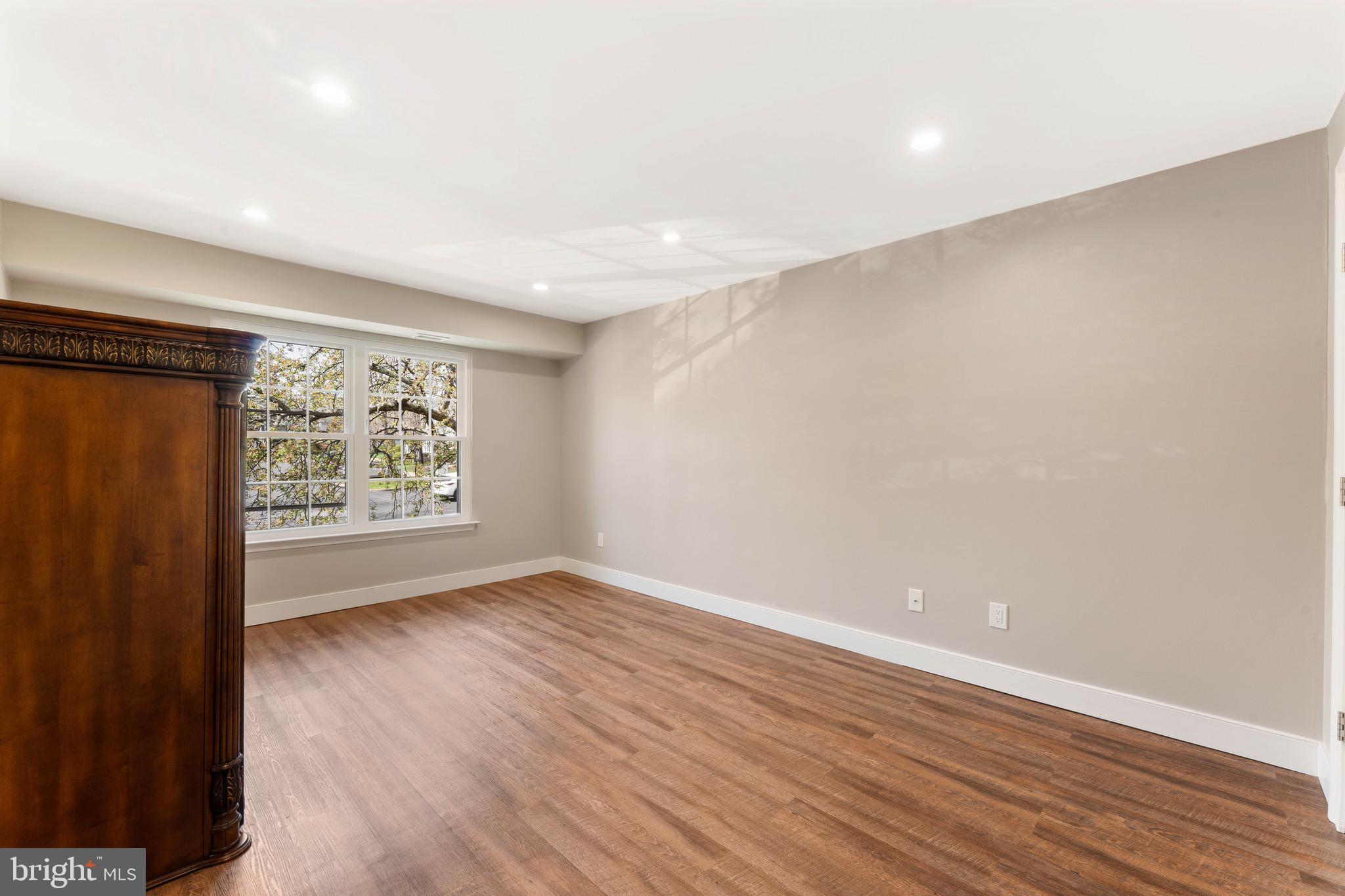 SOCIETY PL - Residential