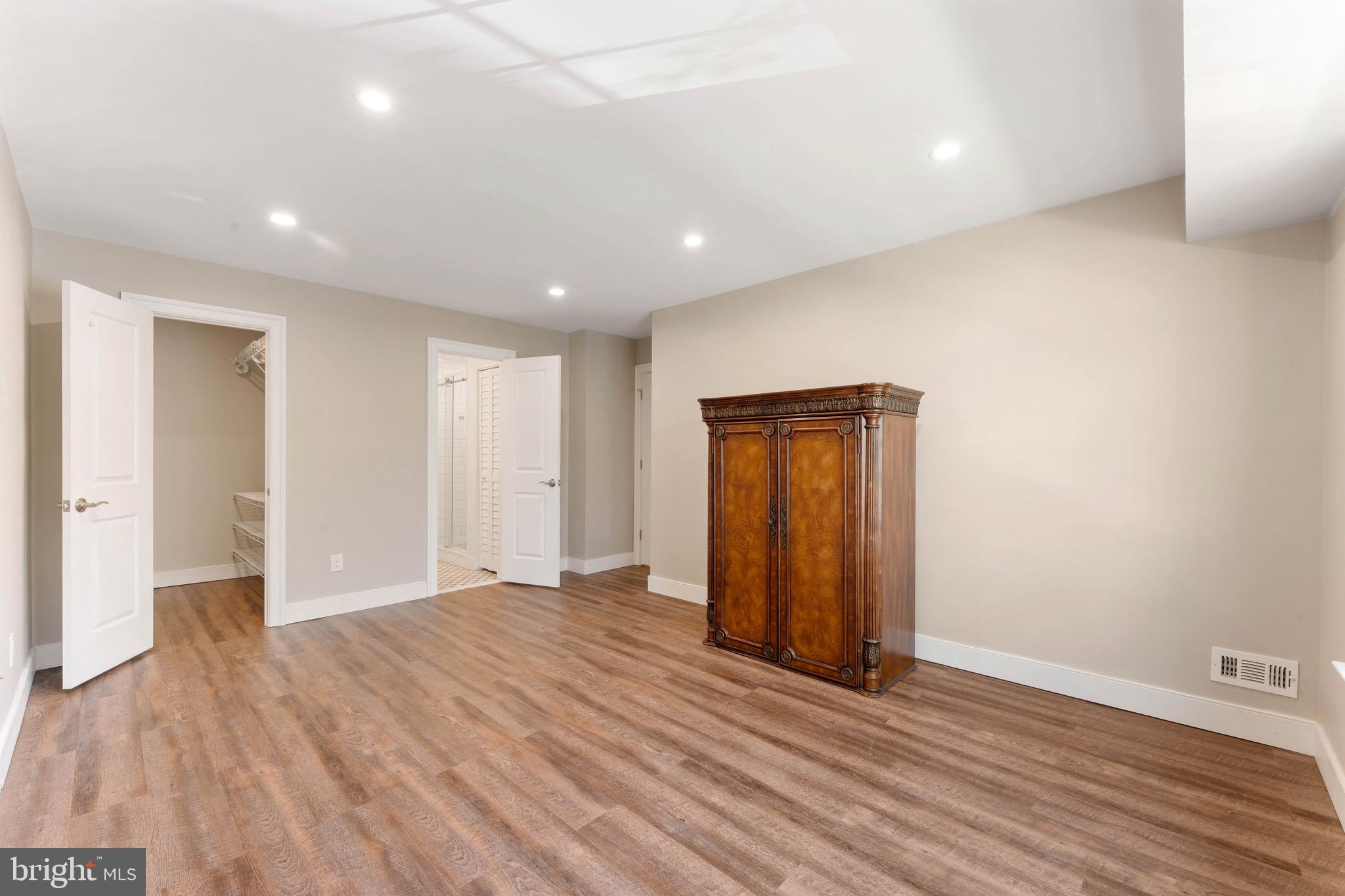 SOCIETY PL - Residential