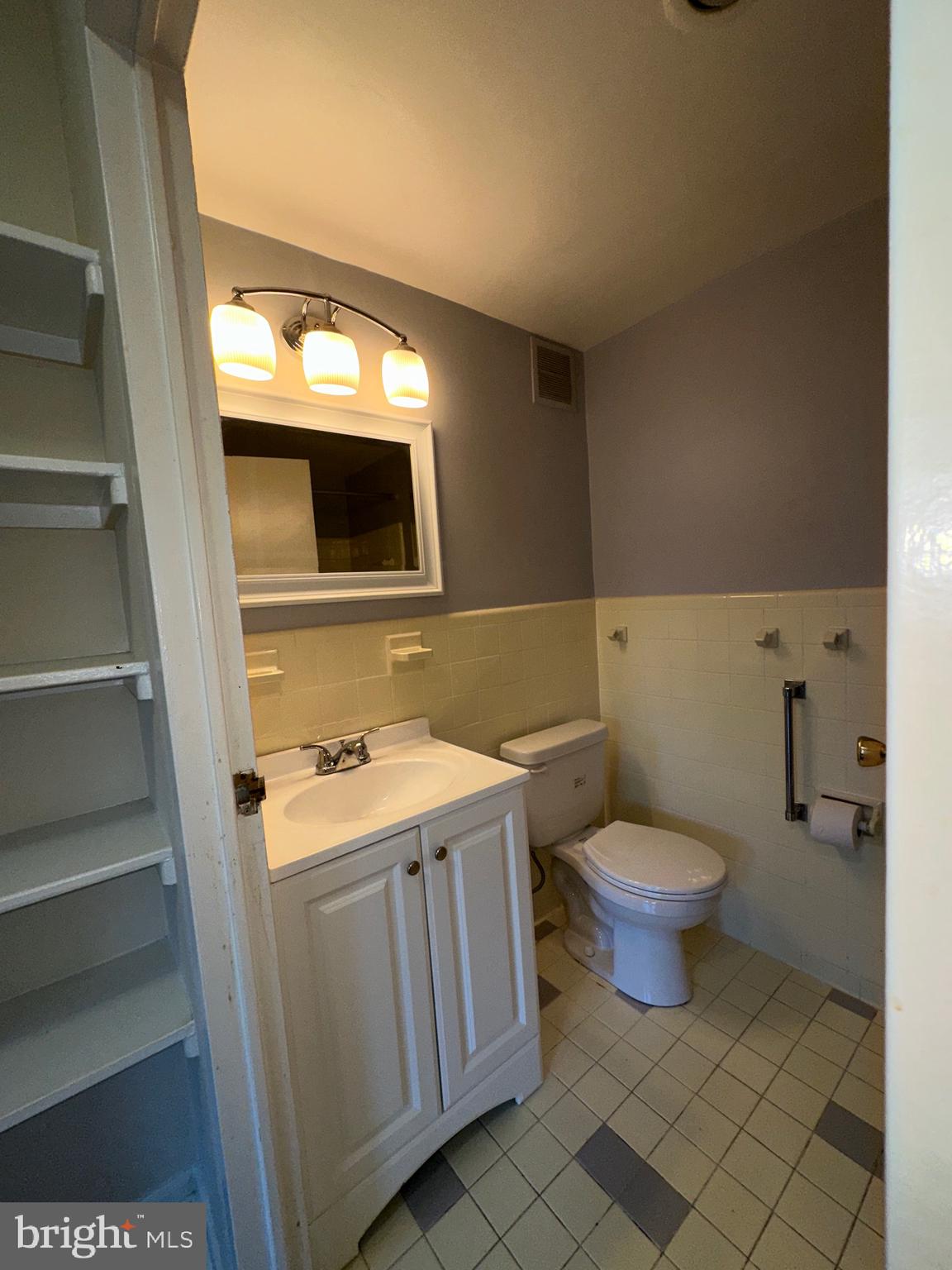 RIVER TOWERS - Residential Lease