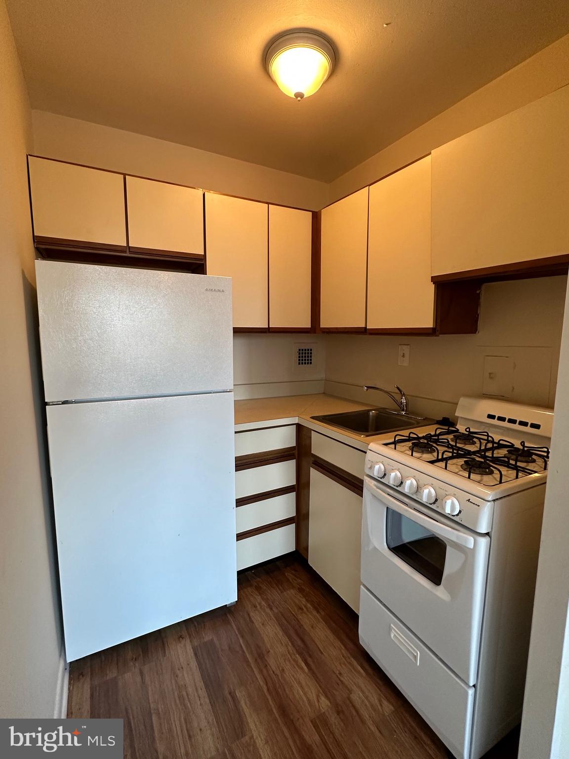 RIVER TOWERS - Residential Lease