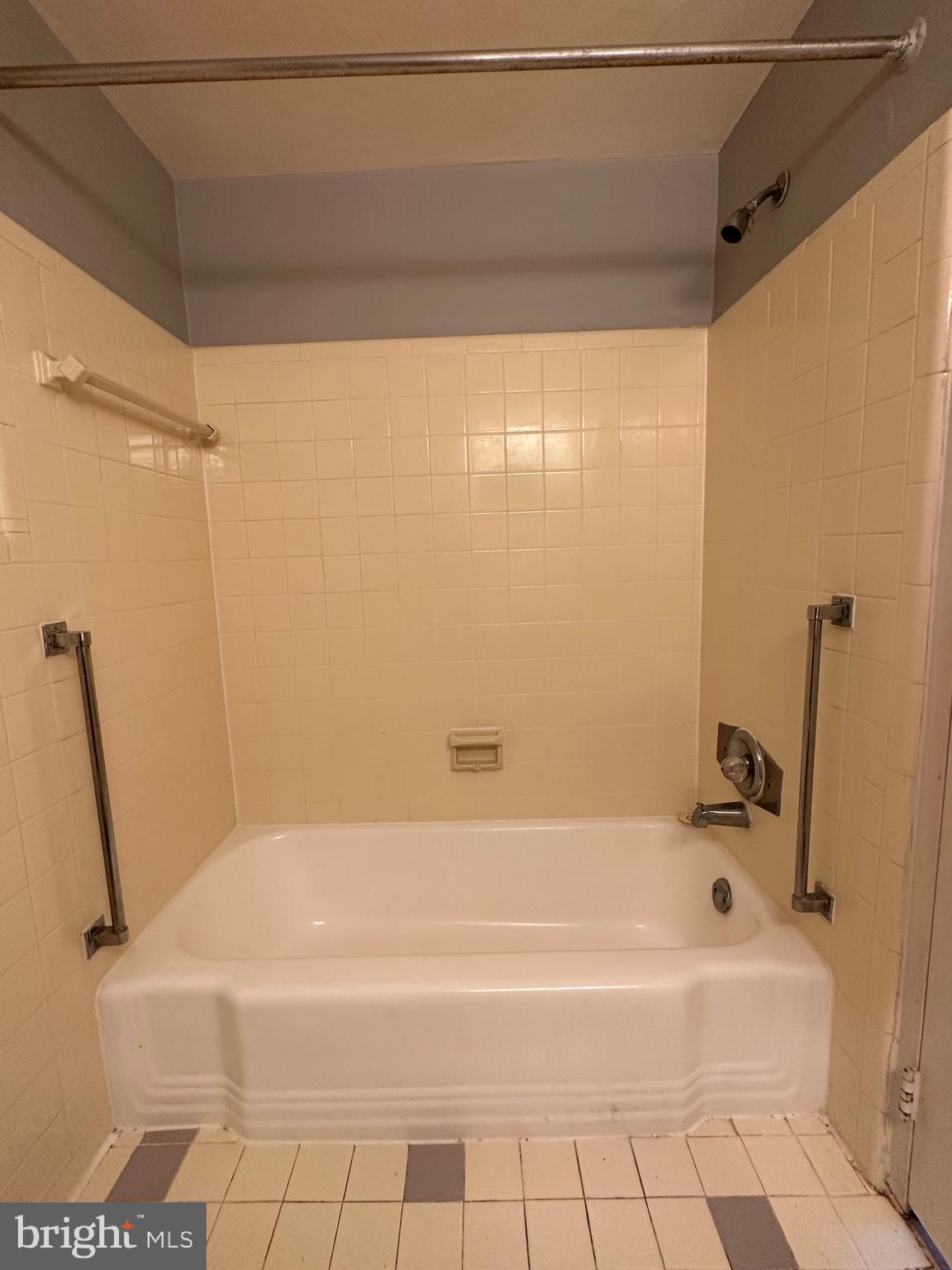 RIVER TOWERS - Residential Lease