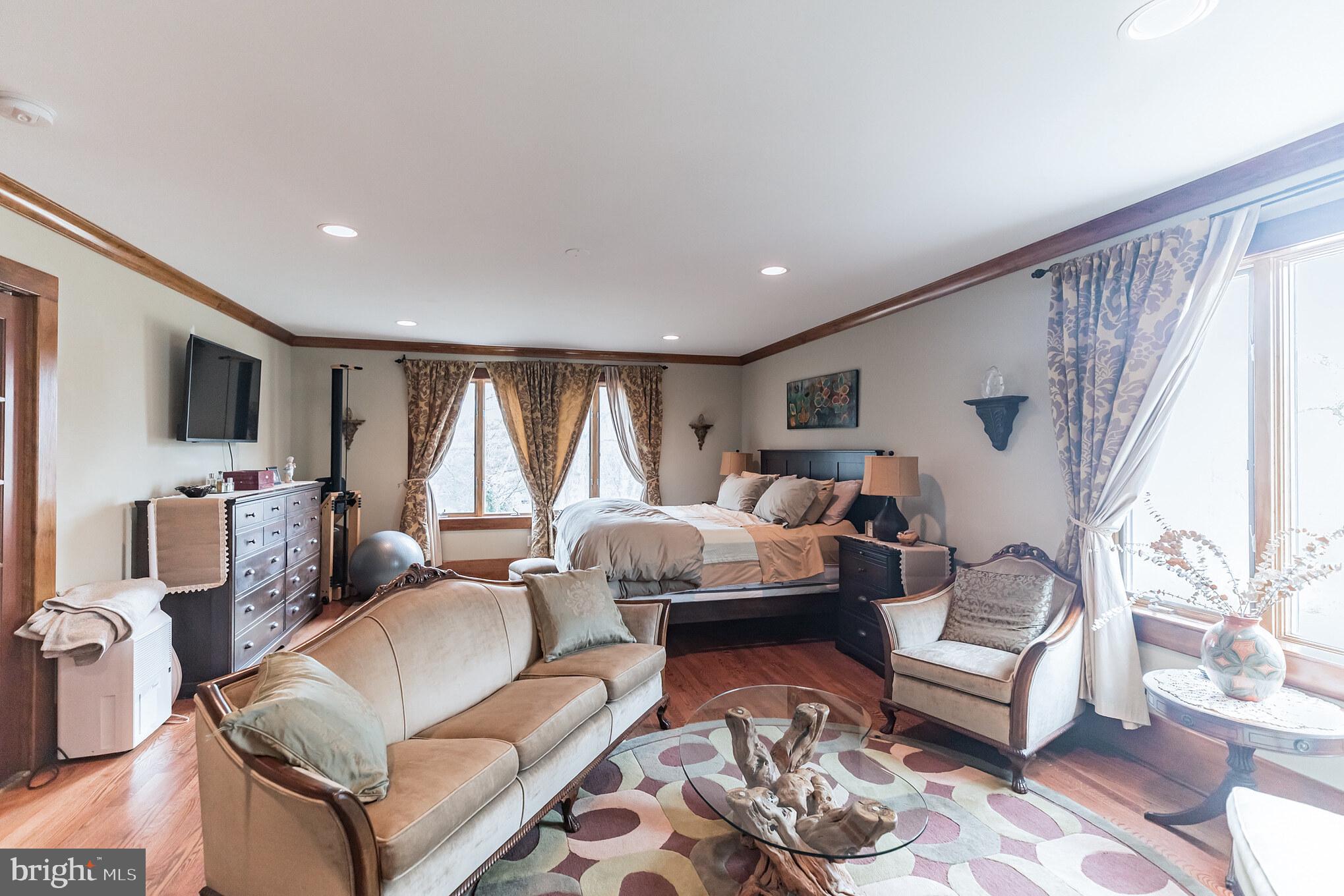 HOLMES RUN HEIGHTS - Residential