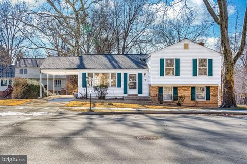 Photo of 7 Elmwood Court, ROCKVILLE, MD 20850 (MLS # MDMC2214010)